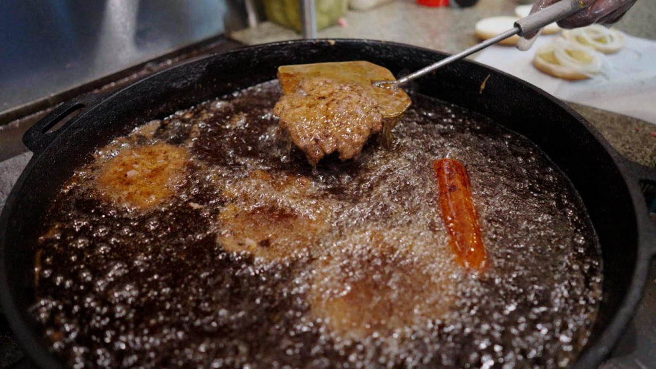 Receta Centenaria: Una Hamburguesería Fría Sus Medallones en Aceite de Más de 100 Años